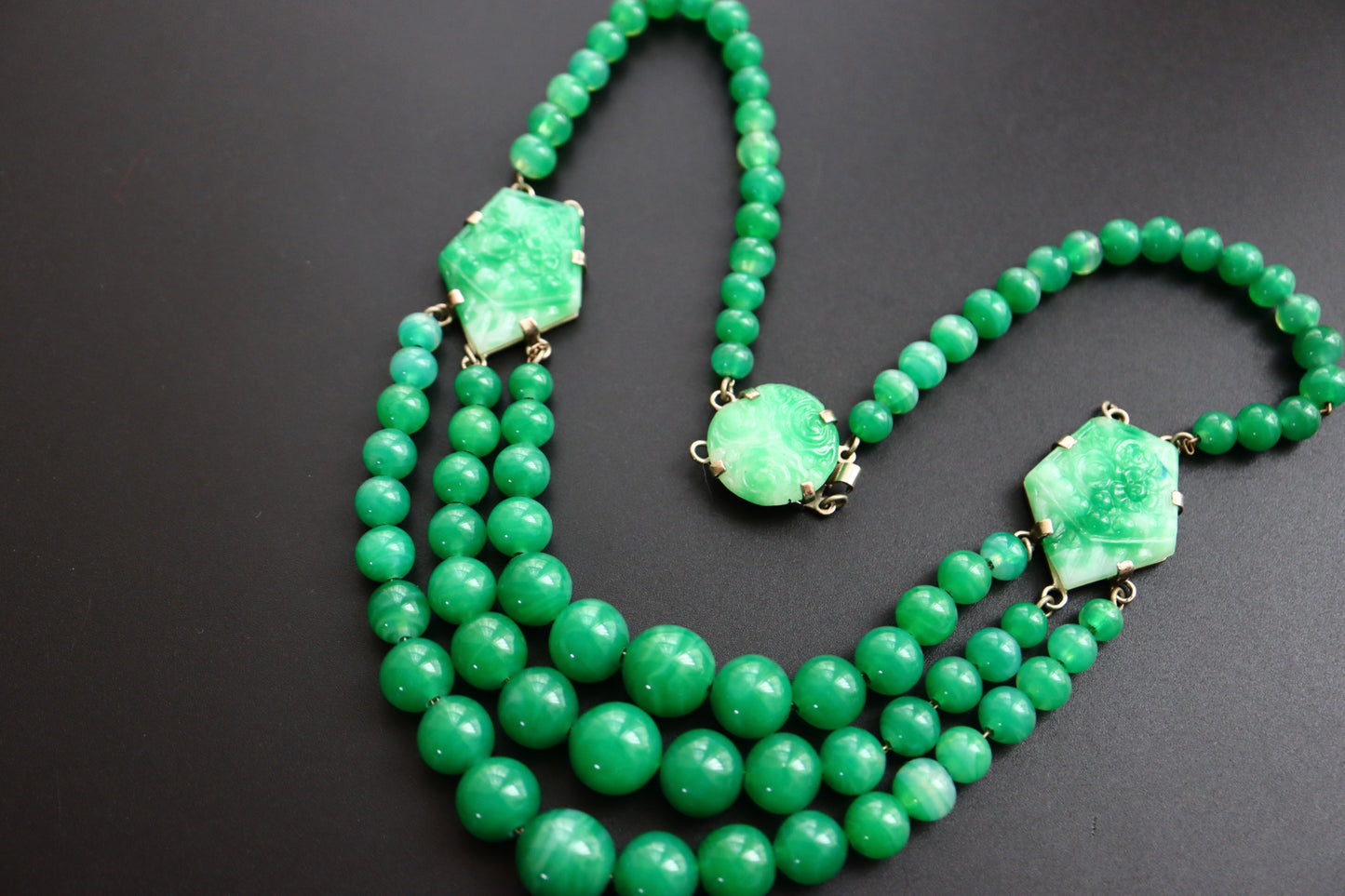 Vintage Chinoiserie Peking Glass art deco carving necklace