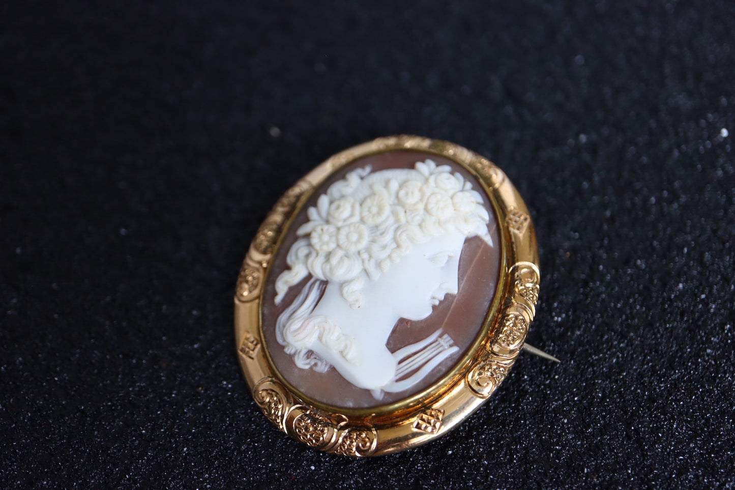 VINTAGE Hand-Carved Shell Cameo Greek Maiden with Lyre Brooch