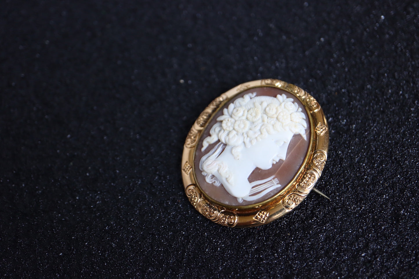 VINTAGE Hand-Carved Shell Cameo Greek Maiden with Lyre Brooch