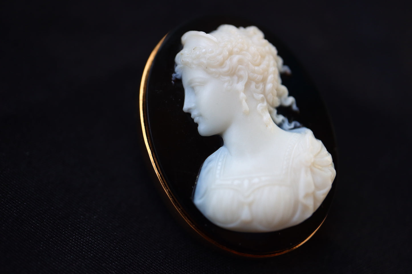 ANTIQUE French 18K Gold Fine Hardstone Agate Cameo Maiden Brooch Pendant