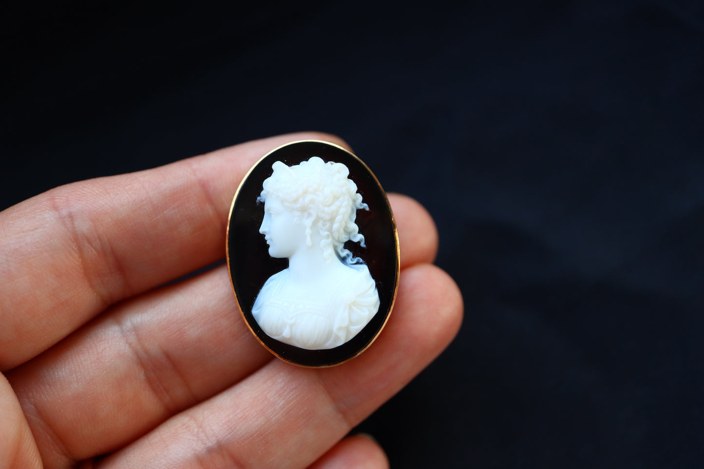 ANTIQUE French 18K Gold Fine Hardstone Agate Cameo Maiden Brooch Pendant