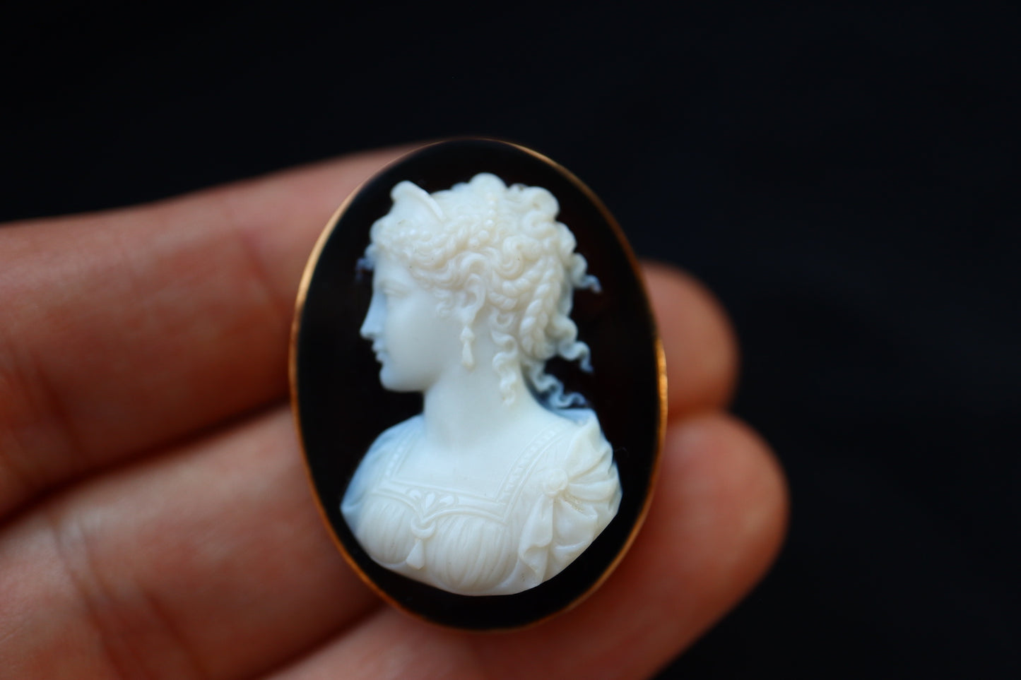 ANTIQUE French 18K Gold Fine Hardstone Agate Cameo Maiden Brooch Pendant