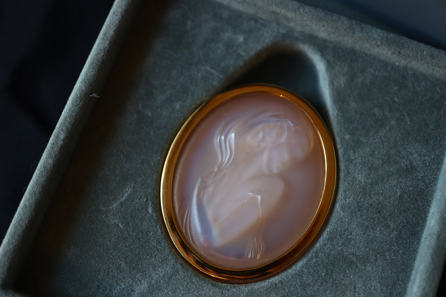 VINTAGE LALIQUE France Art Nouveau Frosted Iridescent Glass Maiden Cameo Brooch