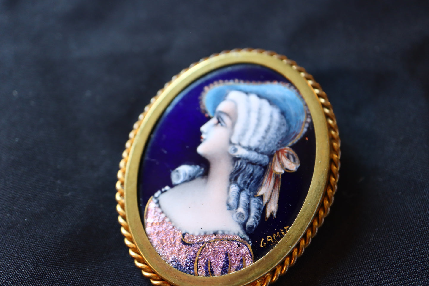 VINTAGE Gament Limoges Enamel Hand-Painted Court Lady Portrait Brooch