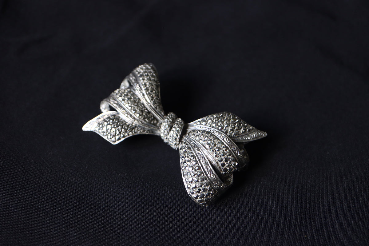 ANTIQUE European Art Deco 835 Silver Pavé Marcasite Bow Ribbon Statement Brooch